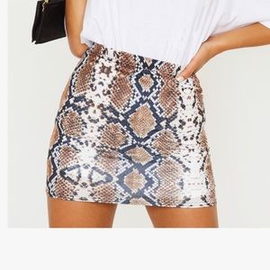 Snakeskin stretchy mini skirt